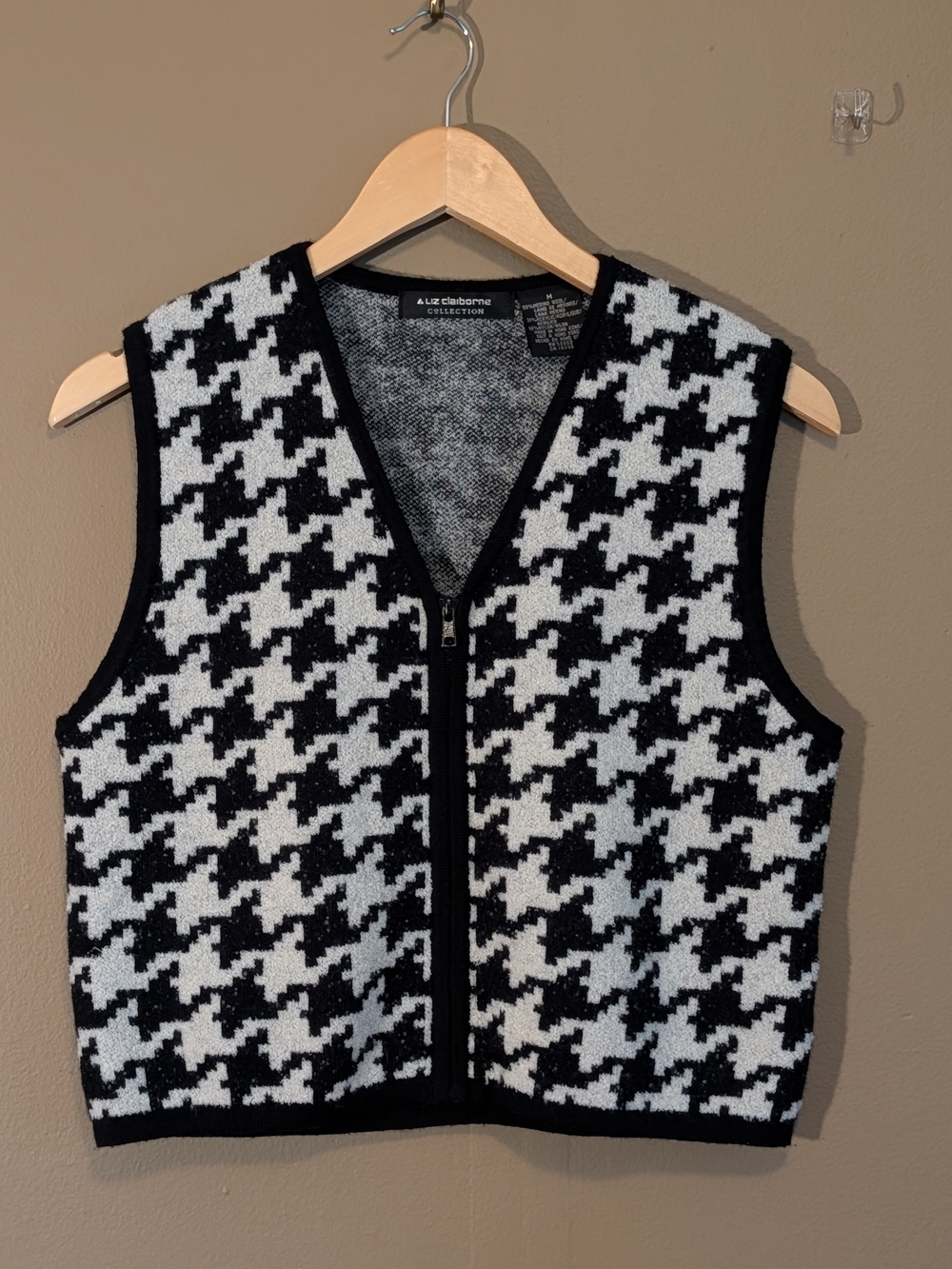 Liz Claiborne Merino Wool Blend Black/White Houndstooth Zip-Front Sweater Vest.